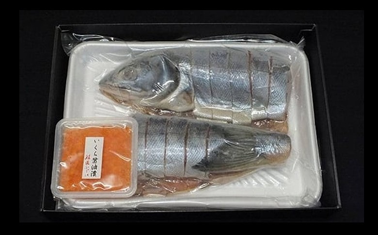 ＜12月21日決済分まで年内配送＞【北海道根室産】＜鮭匠ふじい＞秋鮭新巻鮭1.3kg・いくら50g×1P A-42072