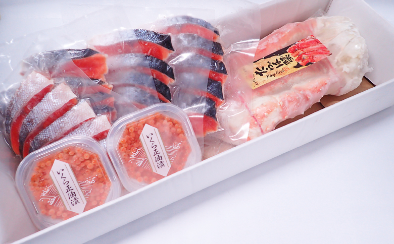 ＜12月10日決済分まで年内配送＞根室海鮮市場＜直送＞ボイルたらばがに脚約1.8～2kg×1肩、無添加甘塩天然紅鮭5切×4P、いくら醤油漬け(鮭卵)70g×2P D-28060