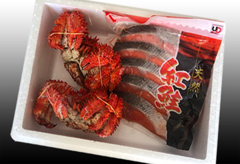 ＜12月21日決済分まで年内配送＞花咲カニ3尾・甘塩紅鮭5切×1Pセット A-36025