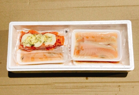 ＜12月14日決済分まで年内配送＞スモークサーモンカプレーゼ1～2P(計200g)＆塩サーモンハラス220g×6P A-09126