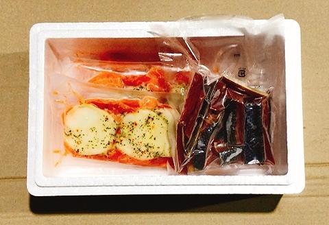 ＜12月14日決済分まで年内配送＞スモークサーモンカプレーゼ2～3P(計400g)＆鮭とば100g×1P A-09127