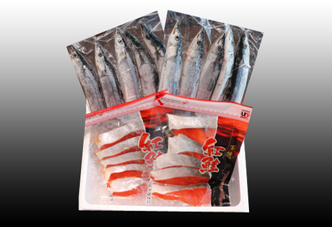 ＜12月21日決済分まで年内配送＞甘塩紅鮭5切×2P ・冷凍生さんま5尾入×2P A-70017