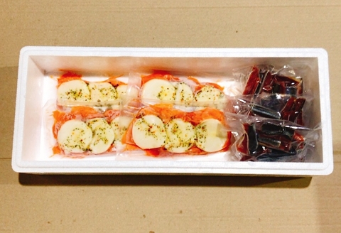 ＜12月14日決済分まで年内配送＞スモークサーモンカプレーゼ3～5P(計600g)＆鮭とば100g×3P B-09099