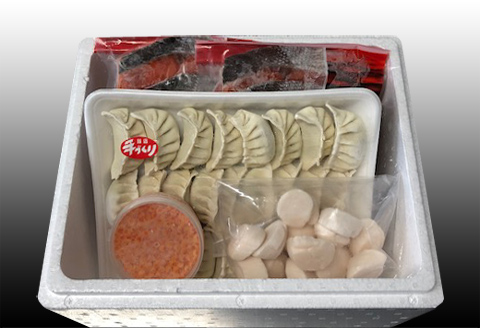 ＜12月21日決済分まで年内配送＞餃子25個、紅鮭5切×2P、いくら醤油漬100g×1P、ほたて200g×1P B-76014