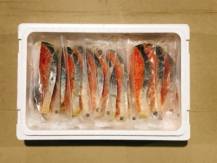 ＜12月14日決済分まで年内配送＞塩キングサーモン1切(約100g)×9P＆キングサーモンみりん漬け1切(約80g)×9P C-09024