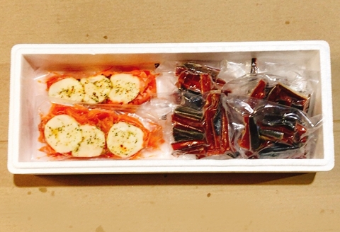 ＜12月14日決済分まで年内配送＞スモークサーモンカプレーゼ3～5P(計600g)＆鮭とば100g×5P C-09050