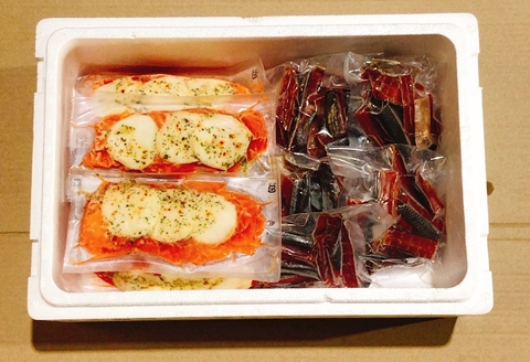 ＜12月14日決済分まで年内配送＞スモークサーモンカプレーゼ8～12P(計1.5kg)＆鮭とば100g×9P D-09045