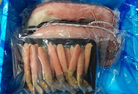 ＜12月21日決済分まで年内配送＞刺身用真だこ足800g～1.2kg前後×2本、本ズワイガニ生ポーション500g×1P D-57035