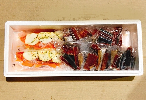 ＜12月14日決済分まで年内配送＞スモークサーモンカプレーゼ4～7P(計800g)＆鮭とば100g×5P F-09030