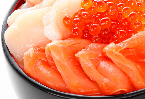 ＜12月17日決済分まで年内配送＞いくら300g、ほたて500g、サーモン500g前後セット F-81002