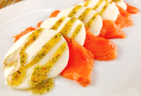 ＜12月14日決済分まで年内配送＞スモークサーモンカプレーゼ8～12P(計1.5kg)(小分け真空) F-09010