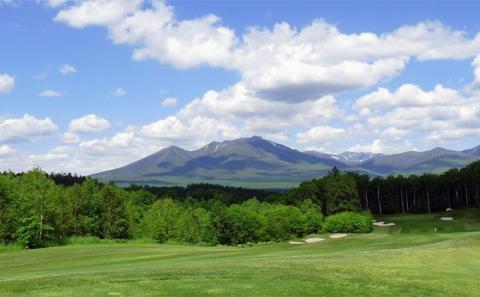 富良野ゴルフコース　2名様1ラウンドプレー券（平日）(チケット ゴルフ 体験 入場 券 旅行 トラベル リゾート 北海道 富良野市 ふらの)