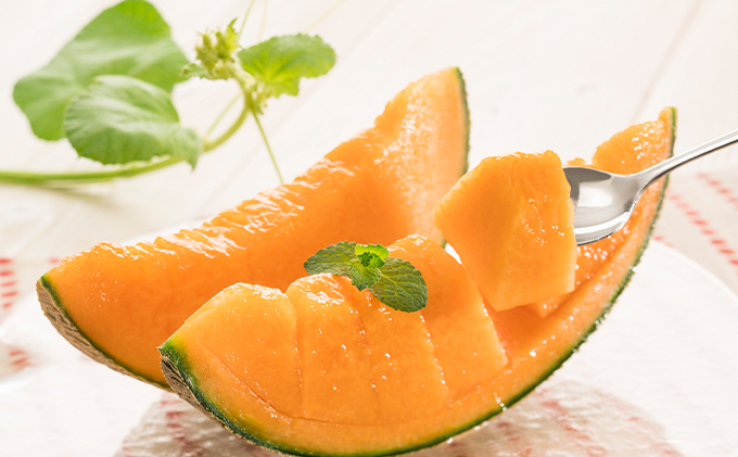 【2026年7月～発送】富良野産 赤肉 メロン ≪ラベンダー付≫ 1.8kg以上×3玉 北海道 富良野市 (加納農園) メロン フルーツ 果物 新鮮 甘い 贈り物 ギフト 道産 ジューシー おやつ ふらの ブランド 夏