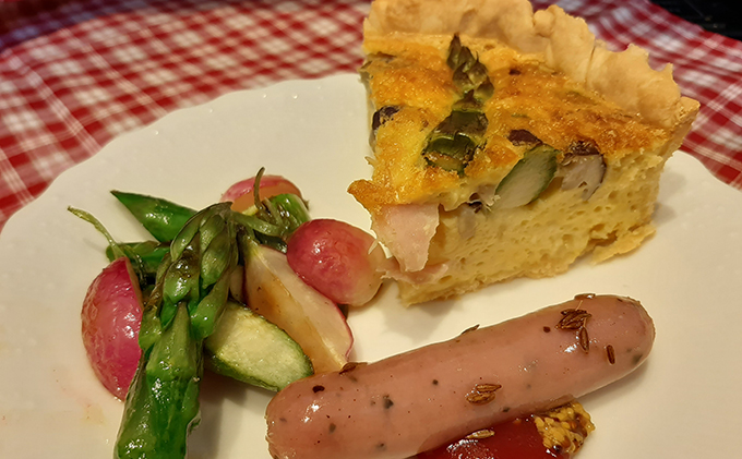 【2025年5月中旬～出荷】朝採り 露地 グリーン アスパラ L-Mサイズ 1kg ＆アスパラ キッシュ 北海道 富良野市 (バリアフリーの宿＆カフェ いつか富良野へ)お菓子 スイーツ デザート おやつ 贈り物 ギフト 手作り 北海道 送料無料 道産 富良野 ふらの 詰め合わせ