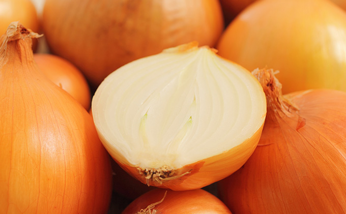 【ふるさと納税】北海道 新しのつ産 手塚さんちのたまねぎ M～Lサイズ 約5kg オホーツク222 玉ねぎ タマネギ オニオン スライス 旬 農作物 野菜 サラダ みずみずしい シャキシャキ 甘い 長期保存 送料無料