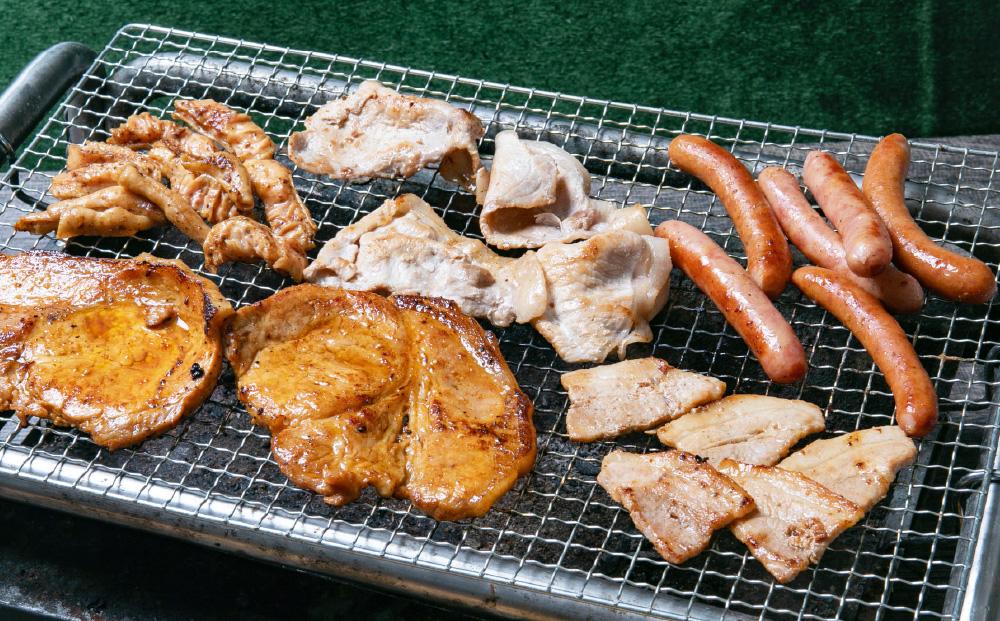 【八雲ブランド】八雲麦小町豚 バーベキューセット7点詰め合わせ(3セット)（ロース・ソーセージ等） 【  ロース ソーセージ 肉 ブランド肉 肉加工品 豚 豚肉 バーベキュー BBQ 焼肉 焼き肉 食品 グルメ お取り寄せ お取り寄せグルメ  八雲町 北海道 】