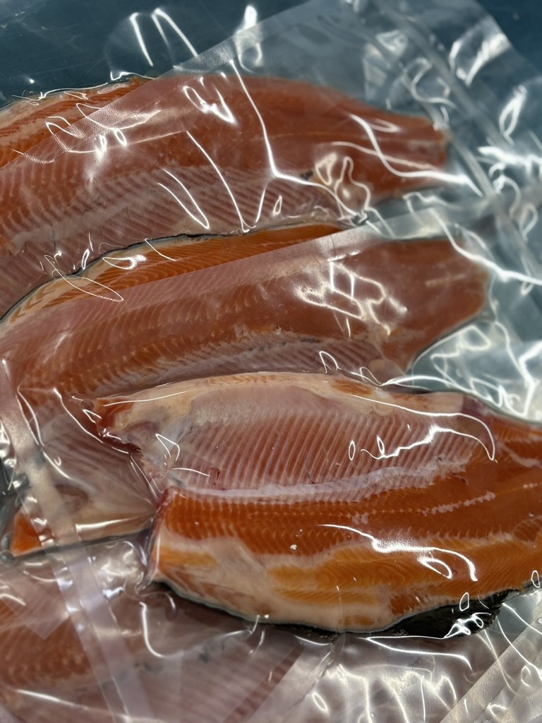 奥尻サーモン淡雪（2枚）大（700ｇ以上） OKUF020