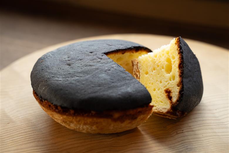 【優雅な朝食セット】真っ黒なチーズケーキパンとベーコンスライスセット チーズケーキ パン デザート スイーツ クリームチーズ おつまみ お取り寄せ ギフト 豚肉 北海道 せたな町 ふるさと納税