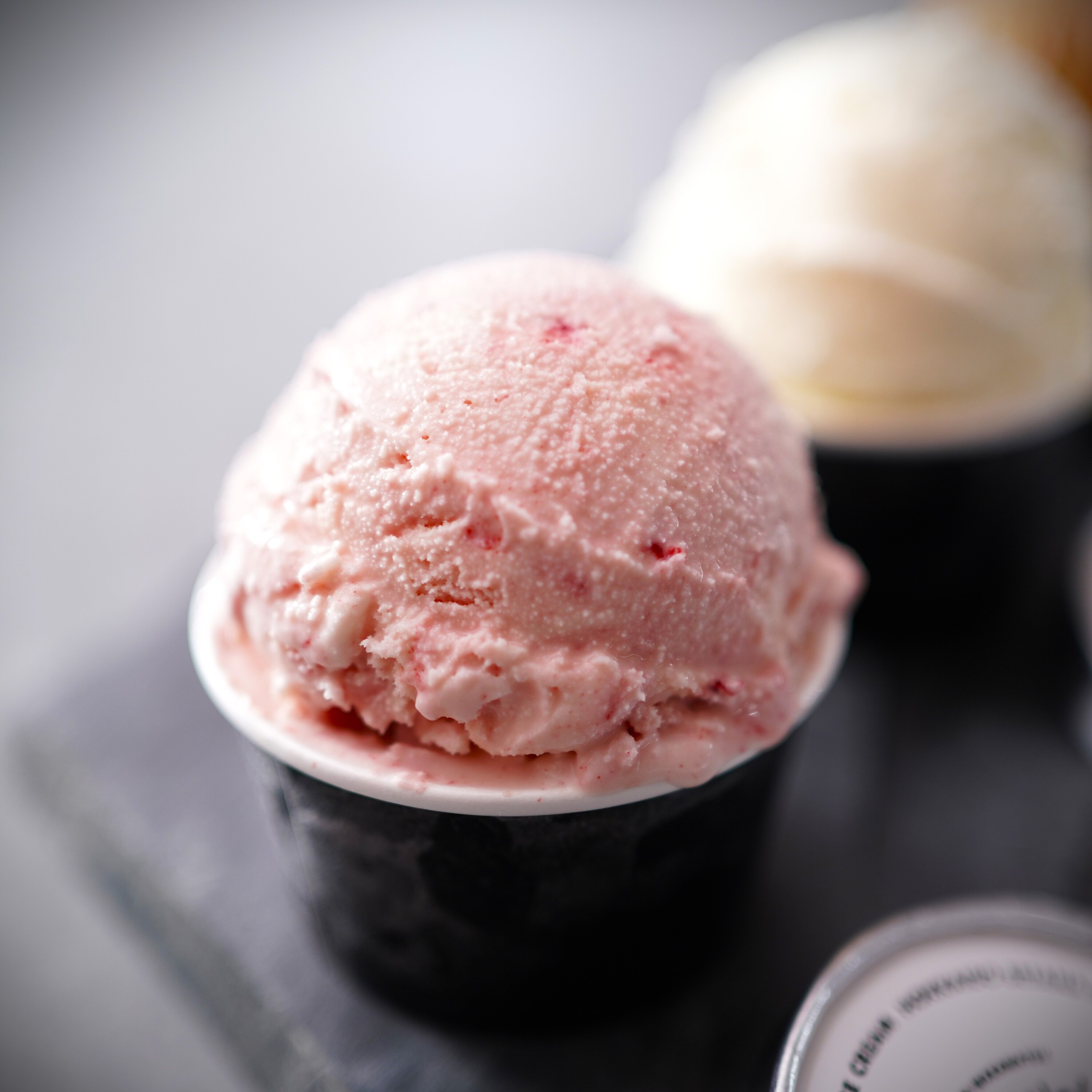 【北海道産搾りたて生乳使用】牧場の山カフェ アイスクリーム12個セット 真っ白な牧場アイス 思い出のチョコレート いちご デザート スイーツ せたな町 ふるさと納税