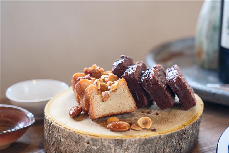 【豪華な食卓セット】サッカムセタナイのこだわり燻製＆スイーツ 6点セット ベーコン ソーセージ 豚レバー テリーヌ ショコラ パウンドケーキ チョコレート デザート スイーツ おつまみ 盛り合わせ お取り寄せ 北海道 せたな町 ふるさと納税