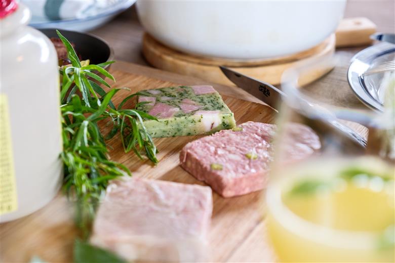 【贅沢な食卓セット】白カビドライソーセージ＆シャルキュトリー＆スイーツ 計9品セット 豚肉 豚レバー ベーコン おつまみ 盛り合わせ お取り寄せ ギフト デザート 北海道 せたな町 ふるさと納税