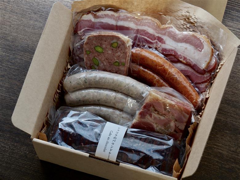 【豪華な食卓セット】サッカムセタナイのこだわり燻製＆スイーツ 6点セット ベーコン ソーセージ 豚レバー テリーヌ ショコラ パウンドケーキ チョコレート デザート スイーツ おつまみ 盛り合わせ お取り寄せ 北海道 せたな町 ふるさと納税