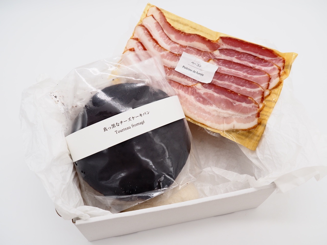 【優雅な朝食セット】真っ黒なチーズケーキパンとベーコンスライスセット チーズケーキ パン デザート スイーツ クリームチーズ おつまみ お取り寄せ ギフト 豚肉 北海道 せたな町 ふるさと納税