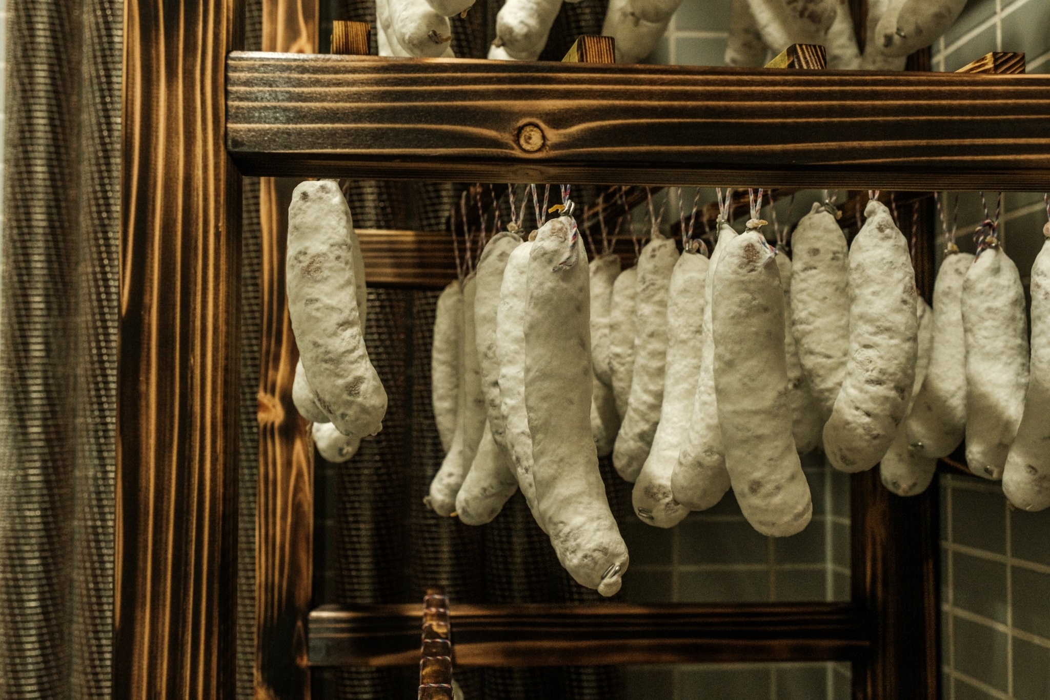 【おつまみに最適】白カビドライソーセージ(チーズ&トマト) サッカム4 豚肉 発酵 熟成 北海道 せたな町 ふるさと納税