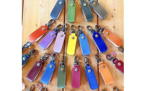 【北海道ニセコ町】レザーベルトキーホルダー(ライトカラーランダム)【34003】