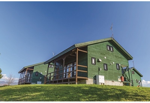 【北海道真狩村】ユリ園コテージ＆マッカリーナ ペアランチ券【04103】