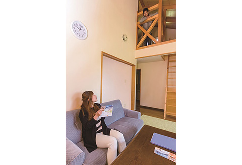 【北海道真狩村】ユリ園コテージ＆マッカリーナ ペアディナー券【04105】