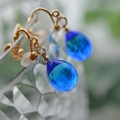 【Soukore】ガラスアクセサリー・ブルー・イヤリング(ゴールド)