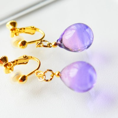 【Soukore】ガラスアクセサリー・ラベンダー＆トワイライト・イヤリング(ゴールド)
