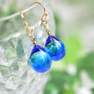 【Soukore】ガラスアクセサリー・ブルー・ピアス(ゴールド)