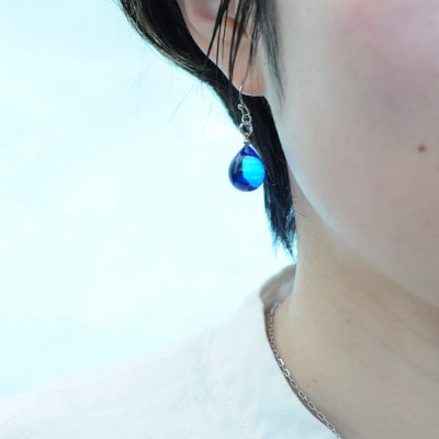 【Soukore】ガラスアクセサリー・ブルー・ピアス(ゴールド)