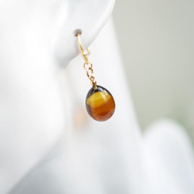 【Soukore】ガラスアクセサリー・アンバー・イヤリング