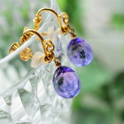 【Soukore】ガラスアクセサリー・ラベンダー＆トワイライト・イヤリング(ゴールド)