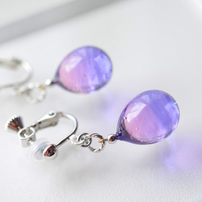 【Soukore】ガラスアクセサリー・ラベンダー＆トワイライト・イヤリング(シルバー)