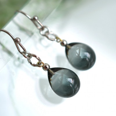 【Soukore】ガラスアクセサリー・ブラック・ピアス