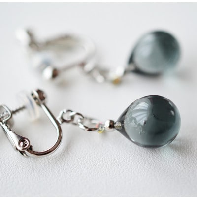 【Soukore】ガラスアクセサリー・ブラック・イヤリング