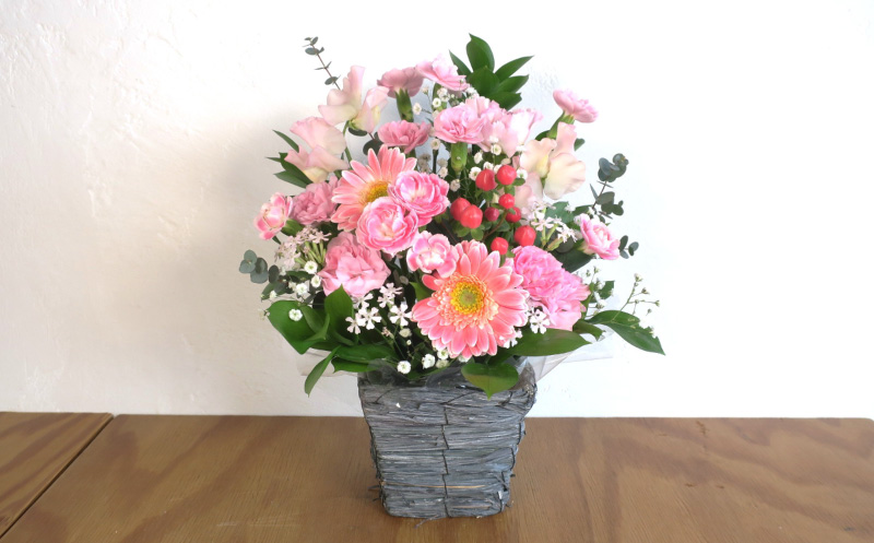 お祝いアレンジフラワー「ふんわりピンクの季節の花ギフト」（小）ギフト対応可 贈り物 記念日 お花