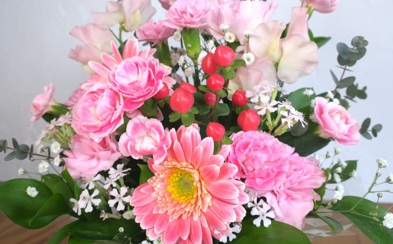 お祝いアレンジフラワー「ふんわりピンクの季節の花ギフト」（小）ギフト対応可 贈り物 記念日 お花