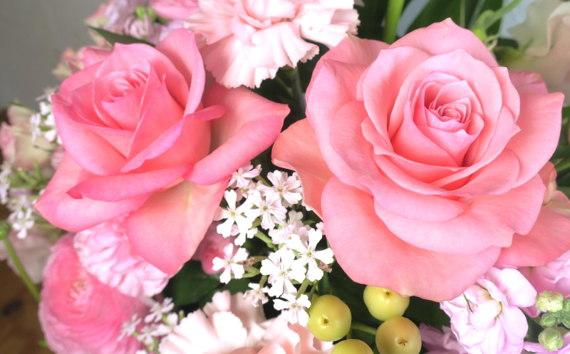 お祝いアレンジフラワー「ふんわりピンクの季節の花ギフト」（大）ギフト対応可 贈り物 記念日 お花