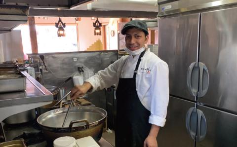 北海道産ポークカレーとチーズナンセット