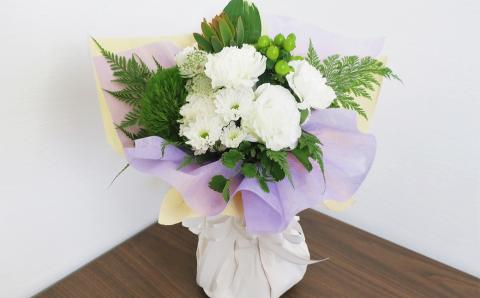 そのまま飾れる「スタンディングブーケ（花束）」お供え用 【せせらぎ（白系）】（小）