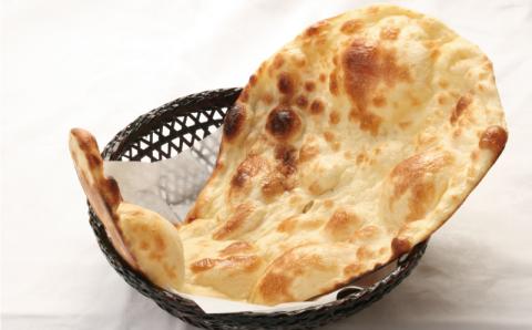 炭火タンドール窯で焼き上げたアーススペシャル5ナンセット