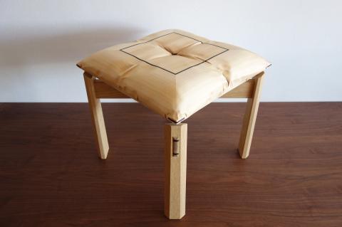 木ションスツール〈製作：大門 嚴〉