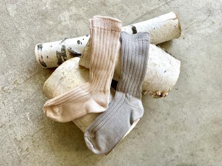 散歩道「ここにある色　北海道白樺染め靴下」（白樺ピンク リブ１足／白樺グレー ５本指１足）