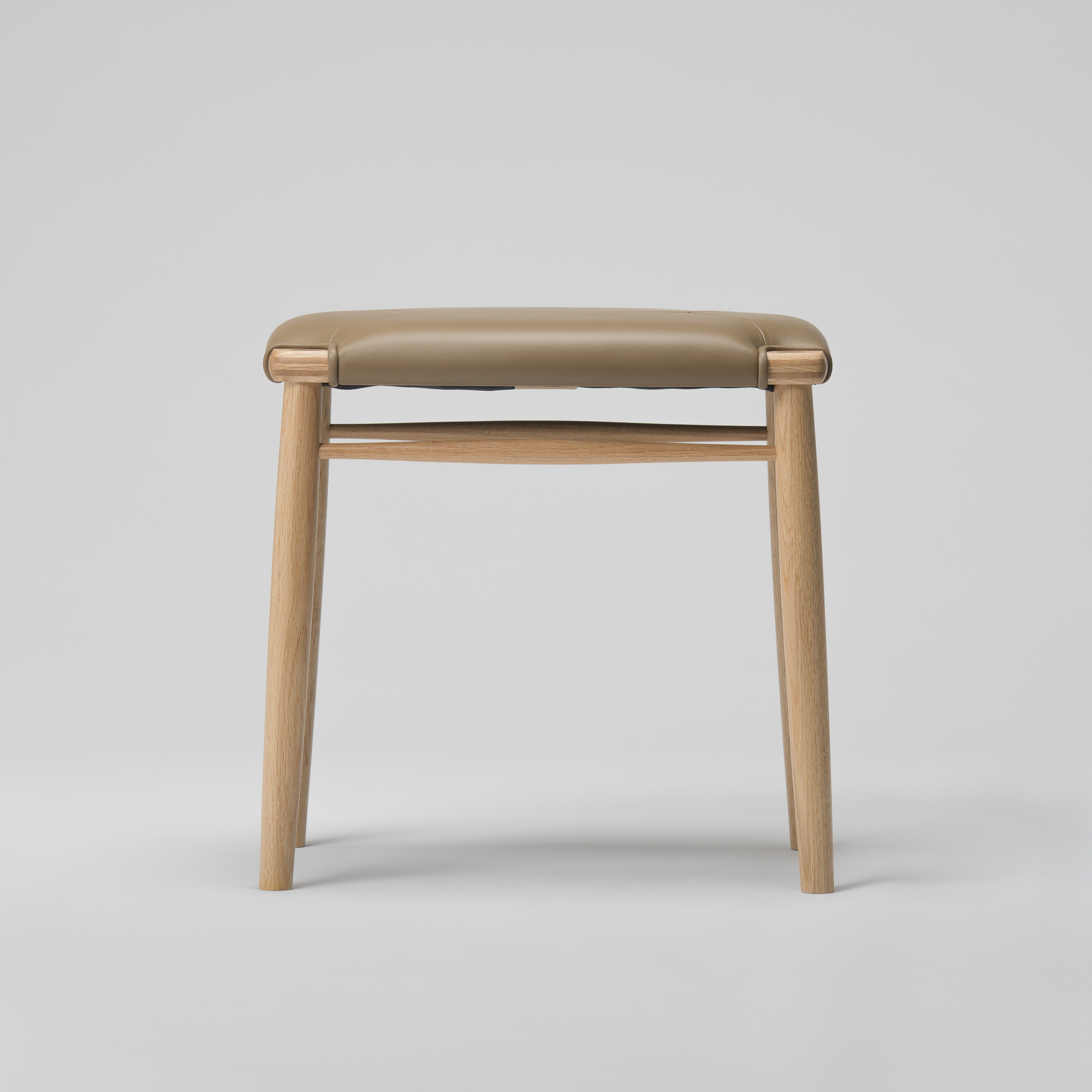 【木と暮らしの工房】 H.O.スツール　4-leg　＜樹種：ナラ／座面：本革（ブラウン）＞ 座面：本革（ブラウン）