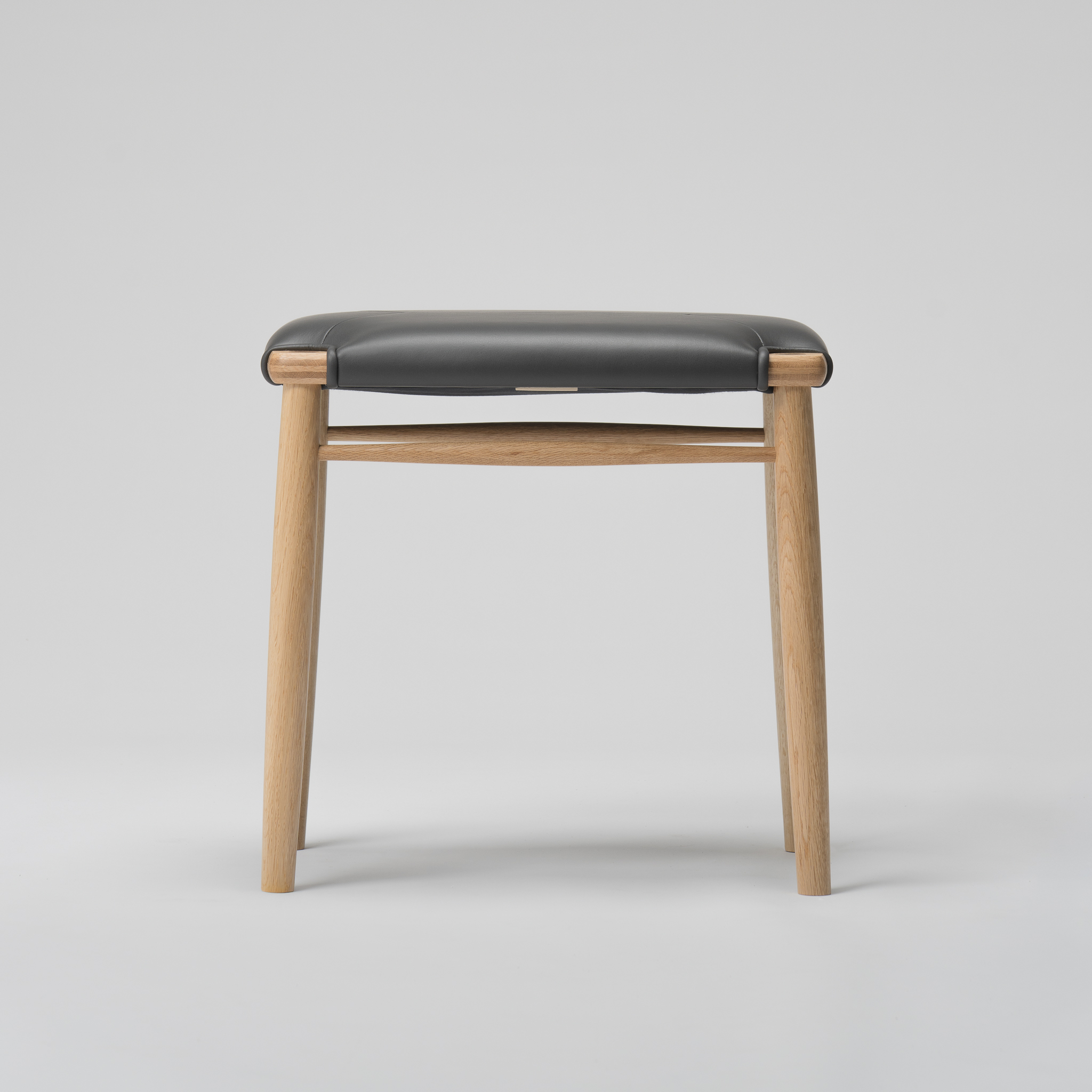 【木と暮らしの工房】 H.O.スツール　4-leg　＜樹種：ナラ／座面：本革（ダークグレー）＞ 座面：本革（ダークグレー）